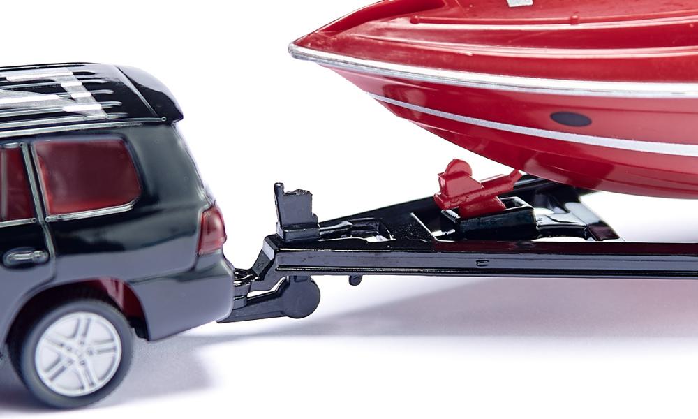 auto con motoscafo a rimorchio