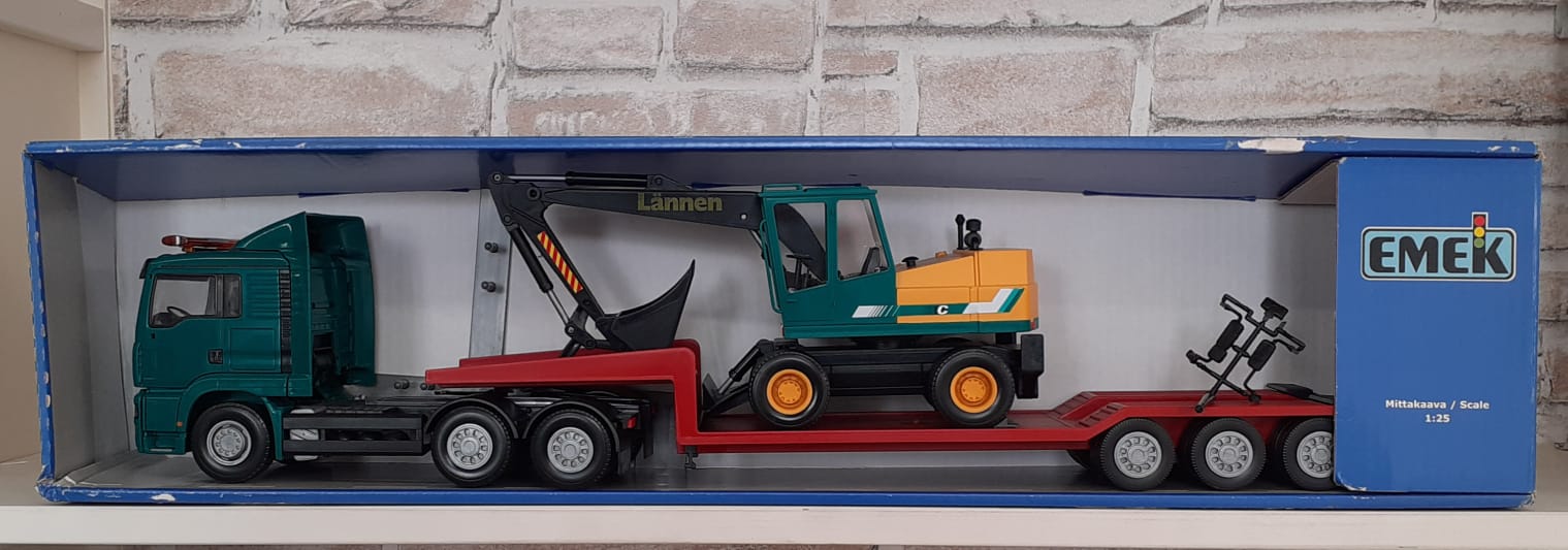 Camion Man TG-A Low Loader with Excavator Lannen