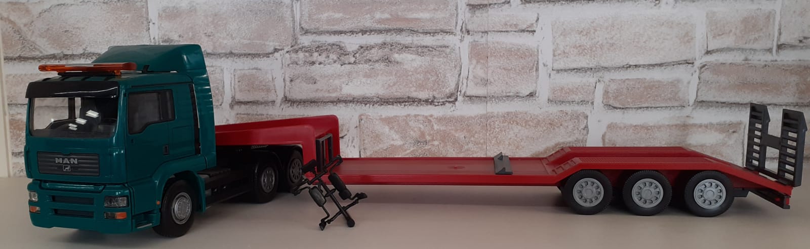 Camion Man TG-A Low Loader with Excavator Lannen