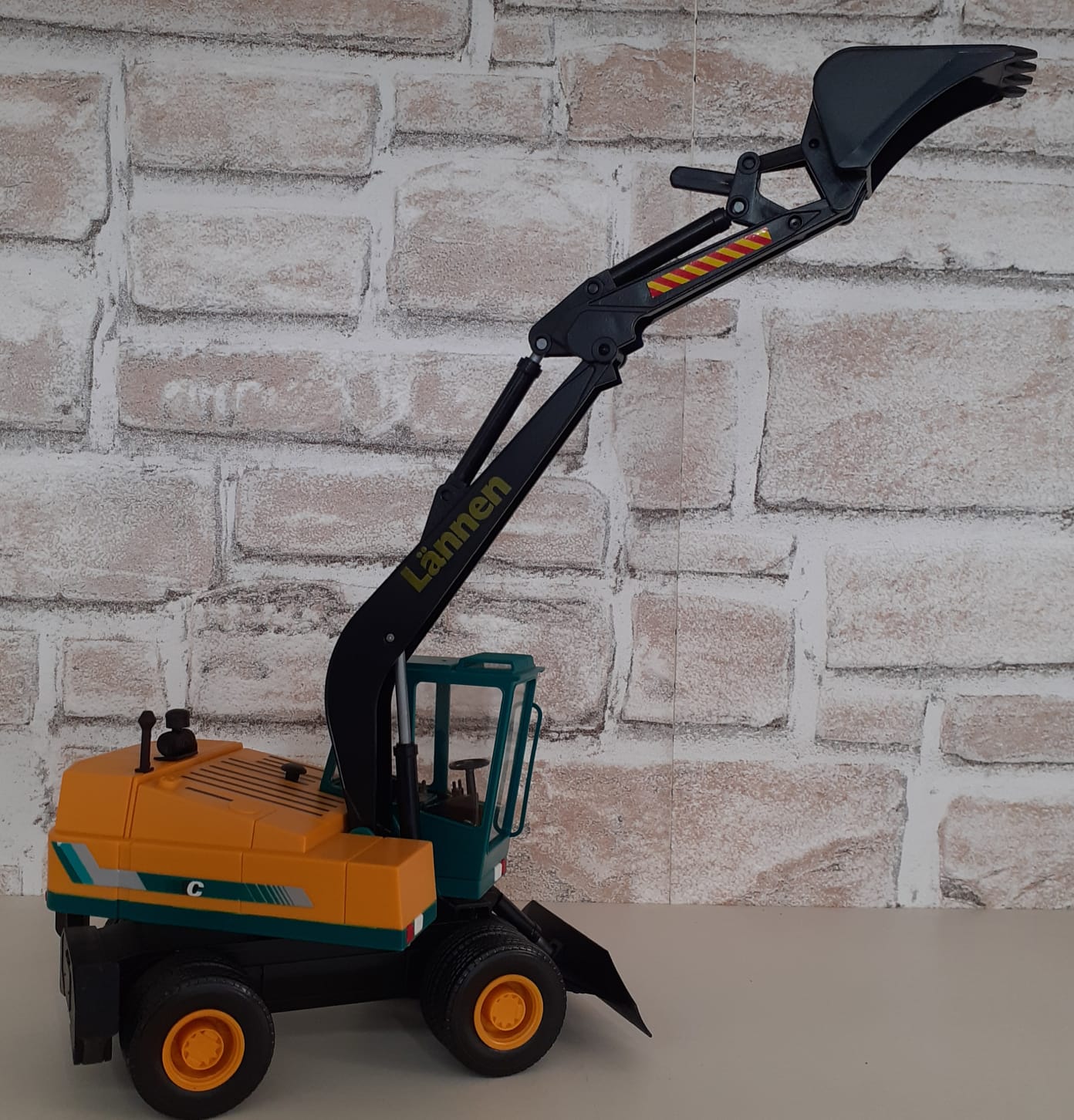 Camion Man TG-A Low Loader with Excavator Lannen